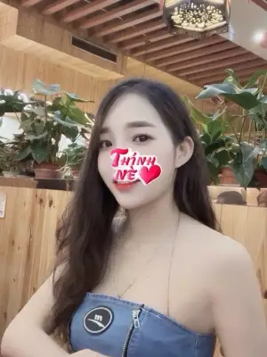 Gái non Tiểu Thúy_ Mặt học sinh, body nóng bỏng