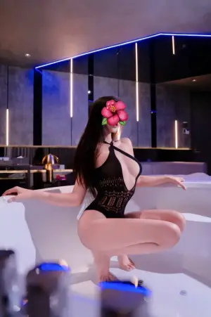 LINH CHI _ XINH XĂN_VÚ TO_SEXY NÓNG BỎNG _DÂM ĐÃNG CUỒNG NHIỆT CHIỀU KHÁCH