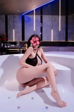 LINH CHI _ XINH XĂN_VÚ TO_SEXY NÓNG BỎNG _DÂM ĐÃNG CUỒNG NHIỆT CHIỀU KHÁCH