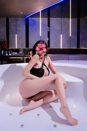 LINH CHI _ XINH XĂN_VÚ TO_SEXY NÓNG BỎNG _DÂM ĐÃNG CUỒNG NHIỆT CHIỀU KHÁCH